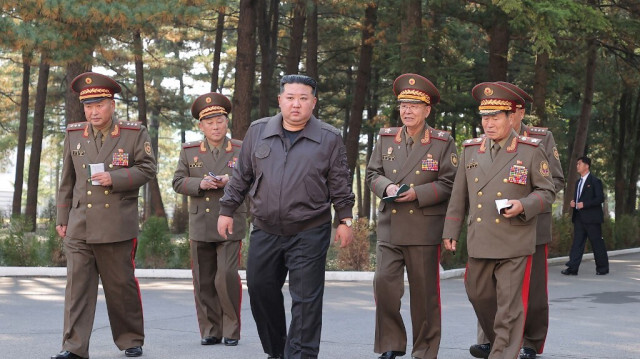 Le dirigeant nord-coréen Kim Jong Un (C) visitant le commandement du 2e corps de l'armée populaire coréenne, dans un lieu non divulgué en Corée du Nord, le 18 octobre 2024.