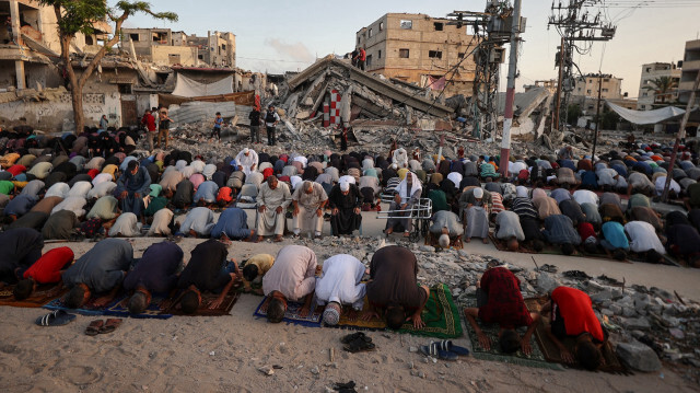 فلسطينيون يقيمون صلاة الغائب على السنوار في غزة