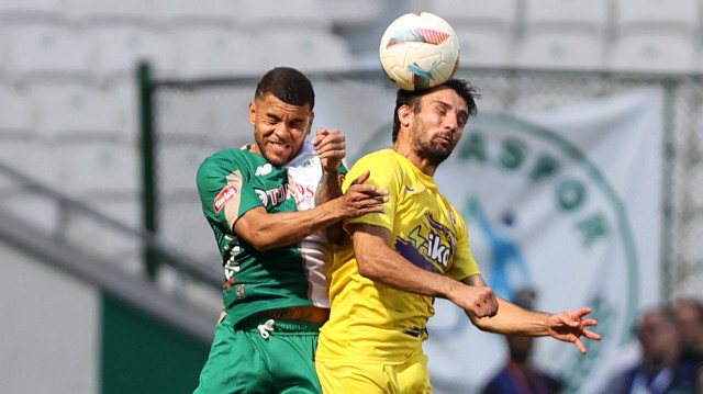 Pedrinho (solda), Eyüpspor'dan rakibi Leo Dubois ile hava topu mücadelesinde.