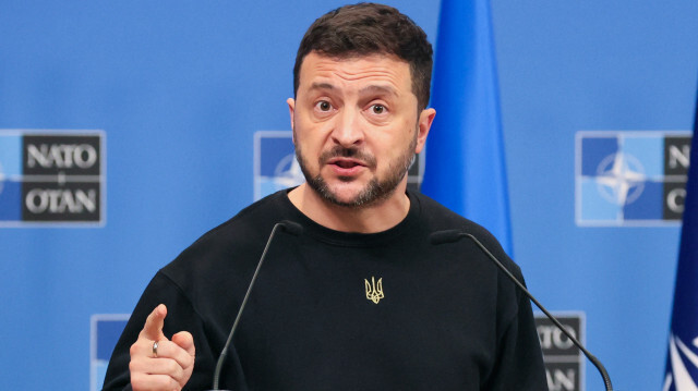 Le président de l'Ukraine, Volodymyr Zelensky, s'adresse aux médias lors d'une conférence de presse avec le secrétaire général de l'OTAN au siège de l'OTAN à Bruxelles, le 17 octobre 2024.