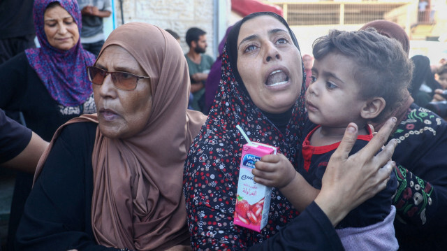 Une femme palestinienne pleure ses proches, tués lors d'une frappe israélienne sur le camp de réfugiés d'Al-Bureij, pendant leurs funérailles à l'hôpital des Martyrs d'Al-Aqsa à Deir al-Balah, dans le centre de la bande de Gaza, le 13 octobre 2024, alors que la guerre entre Israël et le Hamas est toujours d'actualité.