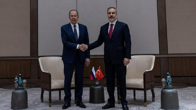 Turkish Foreign Minister Hakan Fidan (R) and his Russian counterpart Sergey Lavrov (L)