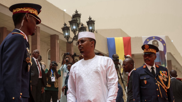 Le président élu du Tchad, le général Mahamat Idriss Deby Itno (C), arrive pour son investiture au Palais des arts et de la culture de N'Djamena, le 23 mai 2024.