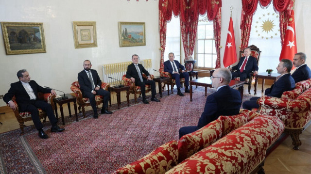 Le président turc Recep Tayyip Erdogan accompagné du ministre turc des Affaires étrangères Hakan Fidan rencontrant le ministre iranien des Affaires étrangères Abbas Araghchi, le ministre arménien des Affaires étrangères Ararat Mirzoyan, le ministre azerbaïdjanais des Affaires étrangères Jeyhun Bayramov et le ministre russe des Affaires étrangères Sergey Lavrov au bureau présidentiel de Dolmabahce à Istanbul, le 18 octobre 2024.