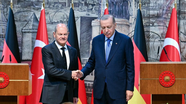 Le président turc Recep Tayyip Erdogan et le chancelier allemand Olaf Scholz se serrent la main lors d'une conférence de presse commune après leur rencontre au bureau présidentiel de Dolmabahce à Istanbul, le 19 octobre 2024.