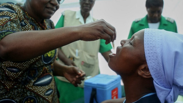 Un agent de santé administre une dose de vaccin contre le choléra lors du lancement de la campagne de vaccination dans les zones touchées, à la polyclinique de Kuwadzana, à Harare, le 29 janvier 2024.