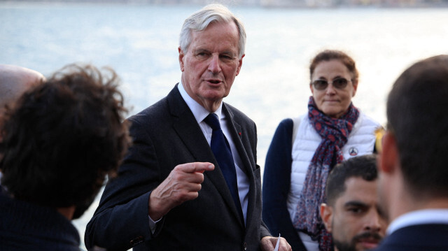 Le Premier ministre français Michel Barnier (C) visite le poste frontière de Saint-Ludovic, à la frontière entre la France et l'Italie, à Menton, le 18 octobre 2024. Le Premier ministre français Michel Barnier se rend à Menton le 18 octobre dans le sud de la France, à la frontière italienne, pour rencontrer des ministres du gouvernement de la Première ministre italienne Giorgia Meloni.