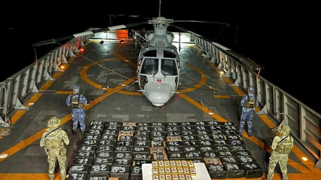 Images de la marine mexicaine saisissant plus de 8,3 tonnes de drogue dans l'océan Pacifique, un record pour une seule opération en mer, selon le ministère de la marine, le 19 octobre 2024.