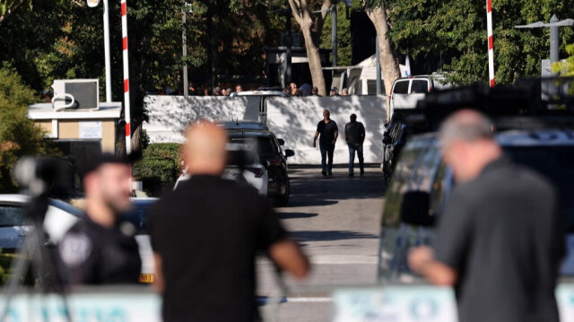 Les forces de sécurité israéliennes se rassemblent derrière une barrière dans une rue menant à la résidence du Premier ministre Benjamin Netanyahu à Césarée, le 19 octobre 2024.