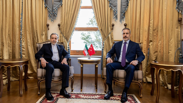 Le ministre des affaires étrangères turc Hakan Fidan rencontre son homologue iranien Abbas Araghchi à Istanbul, le 19 octobre 2024. 