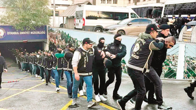 Polisin sorgusunda Daltonlar suç örgütünden bir tetikçi ve Boyunlar suç örgütünden bir şüpheli itirafçı oldu.