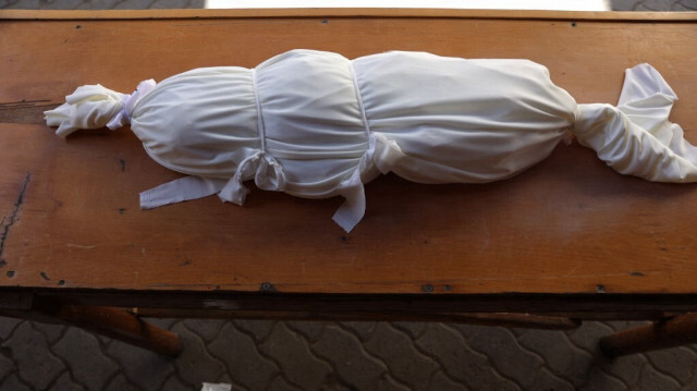 Le corps enveloppé de l'enfant palestinien Jude al-Hissi, tué lors d'une frappe aérienne israélienne, repose sur une table à l'hôpital arabe Al-Ahli, également connu sous le nom d'hôpital baptiste, dans la ville de Gaza, le 19 octobre 2024.