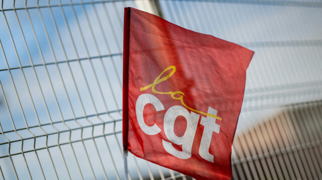 Un drapeau de la Confédération générale du travail (CGT) est accroché à une barrière devant l'entreprise de prêt-à-porter Camaieu à Roubaix, dans le nord de la France, le 4 octobre 2022. 