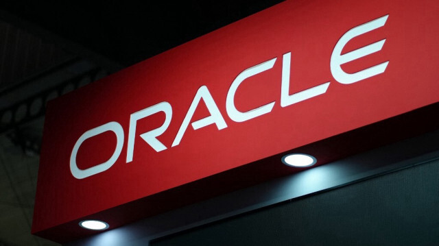 Le logo de la multinationale américaine de technologie informatique Oracle est représenté au Mobile World Congress (MWC), le plus grand rassemblement annuel de l'industrie des télécommunications, à Barcelone, le 27 février 2024. 