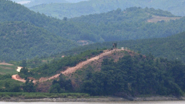 Un poste de garde nord-coréen du côté nord de la zone démilitarisée (DMZ) qui divise les deux Corées est vu depuis l'observatoire sud-coréen de l'unification Odusan à Paju.