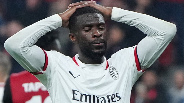 Le défenseur anglais de l'AC Milan, Fikayo Tomori, lors du match de football de la Ligue des champions de l'UEFA entre le Bayer 04 Leverkusen et l'AC Milan à Leverkusen, dans l'ouest de l'Allemagne, le 1er octobre 2024.  
