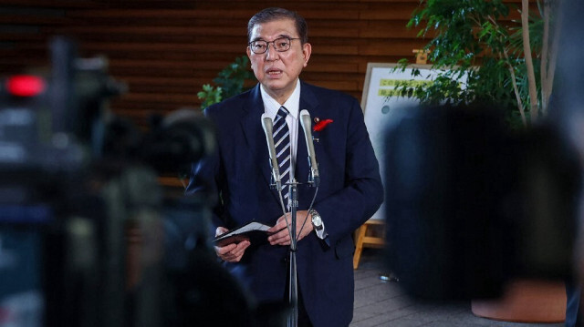 Le nouveau Premier ministre japonais Shigeru Ishiba s'adresse aux journalistes à l'entrée du bureau du Premier ministre à Tokyo, le 2 octobre 2024.