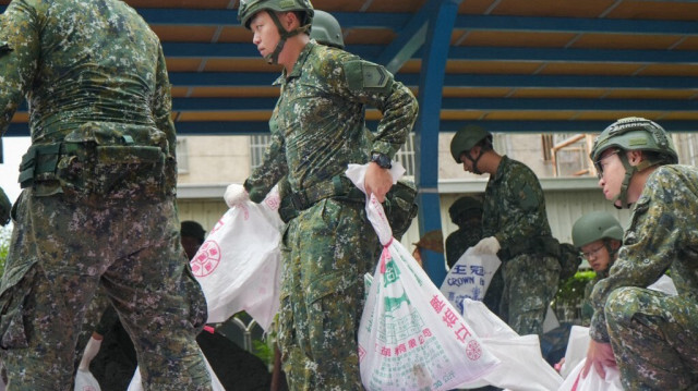 Le personnel militaire taïwanais charge des sacs de sable dans un camion au bureau de district du gouvernement de la ville pour les distribuer en prévision du typhon Krathon qui s'approche de Kaohsiung, le 1er octobre 2024.