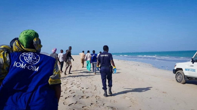 Des personnes cherchant des survivants le long d'une plage après que deux bateaux ont chaviré au large de Godoria, à Djibouti, le 29 janvier 2019, et que plus de 130 migrants ont été portés disparus. 