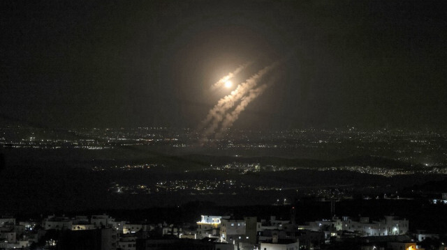 Une attaque de missiles irannienne contre Israël, au-dessus de la ville d'Ashdod, en Cisjordanie occupée, le 1er octobre 2024.