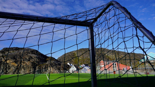 Un filet de but est photographié sur un terrain de football à Maniitsoq, au Groenland, le 3 septembre 2024.