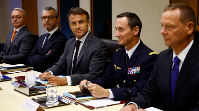 Le président français Emmanuel Macron, aux côtés du secrétaire général de l'Élysée Alexis Kohler (2e à gauche), du chef d'état-major des armées, le général (armée de l'air) Fabien Mandon (2e à gauche), et du conseiller diplomatique, sherpa du G20 et du G7, Emmanuel Bonne (à droite), préside un Conseil de défense et de sécurité nationale consacré au Liban au Palais de l'Élysée à Paris, le 1er octobre 2024.