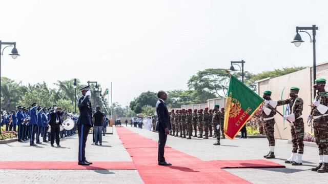 Patrice Talon, Président de la République du Bénin, rend hommage au drapeau national lors des célébrations de la Fête de l'Indépendance, le 1er août 2020, au Palais de la Marina à Cotonou.