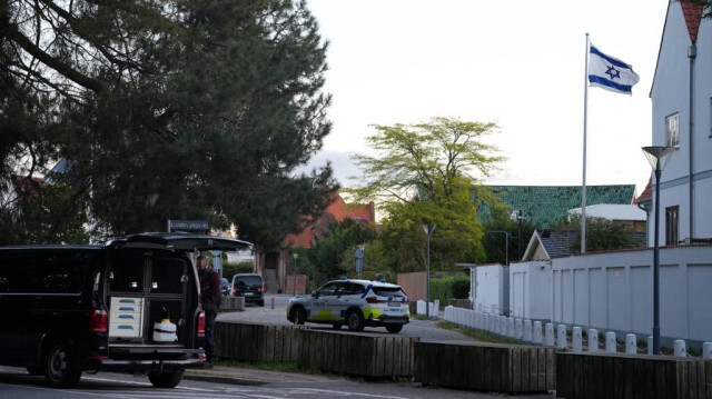 Des policiers sécurisent une zone près de l'ambassade d'Israël à Copenhague, le 2 octobre 2024.