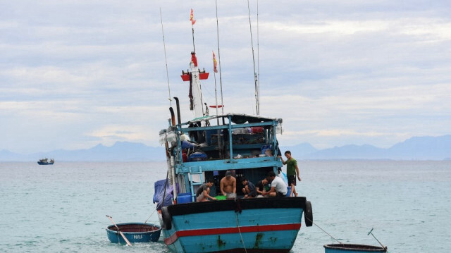 Des pêcheurs vietnamiens à bord de leur bate dans la province vietnamienne de Quang Ngai. 