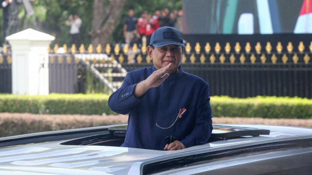 Le nouveau président indonésien Prabowo Subianto salue à son arrivée au palais présidentiel lors de la cérémonie d'investiture à Jakarta, le 20 octobre 2024.