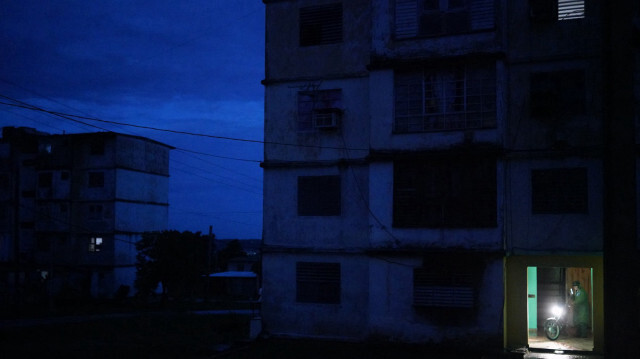 Un conducteur de moto est vu dans le hall d'un bâtiment pendant une panne nationale causée par une défaillance du réseau électrique à Matanzas, Cuba, le 18 octobre 2024. Des pannes techniques, des pénuries de carburant et une forte demande ont provoqué des défaillances constantes des centrales thermoélectriques du pays, obligeant le gouvernement à déclarer une urgence énergétique et à prendre des mesures telles que la fermeture d'écoles et d'usines.