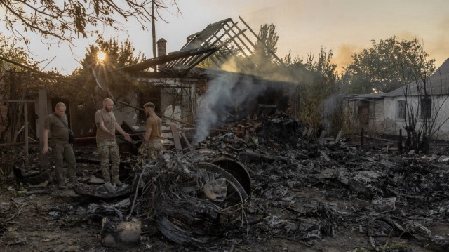 Des enquêteurs ukrainiens examinent l'épave d'un drone de combat russe S-70 "Hunter" qui aurait été abattu, à Kostyantynivka, dans la région orientale de Donetsk, le 5 octobre 2024.