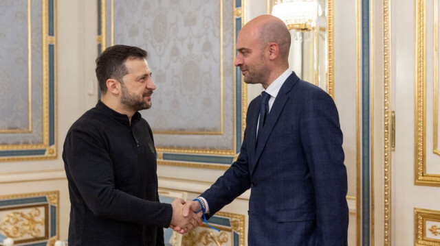 Le président ukrainien Volodymyr Zelensky et le ministre français de l'Europe et des Affaires étrangères Jean-Noël Barrot se serrant la main lors de leur rencontre à Kiev, le 19 octobre 2024.