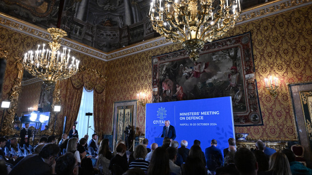 Le ministre italien de la Défense, Guido Crosetto, s'adresse aux médias lors d'une conférence de presse dans le cadre du sommet des ministres de la Défense du Groupe des Sept (G7) au Palazzo Reale à Naples, Italie, le 19 octobre 2024.