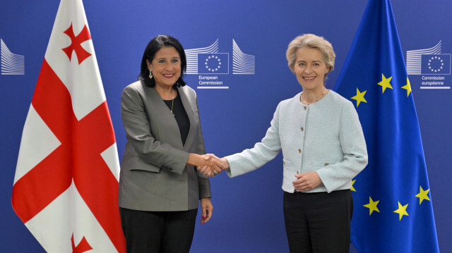 La présidente de la Géorgie, Salomé Zourabichvili (G), serre la main de la présidente de la Commission européenne, Ursula Von der Leyen, lors d'une réunion au siège de la Commission européenne à Bruxelles, le 2 octobre 2024.