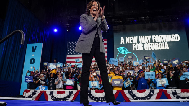 La candidate démocrate à l'élection présidentielle, la vice-présidente Kamala Harris, salue la foule avant de prendre la parole lors d'un meeting de campagne encourageant le vote anticipé, le 19 octobre 2024 à Atlanta, en Géorgie. La vice-présidente Harris et le candidat républicain à l'élection présidentielle, l'ancien président Donald Trump, ont tous deux fait campagne dans l'État clé de Géorgie.