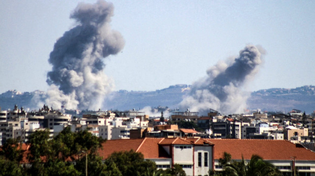 Cette photo prise dans la ville de Tyr, au sud du Liban, montre des volutes de fumée après une frappe aérienne israélienne qui a visé des villages du sud du Liban le 20 octobre 2024, dans le cadre de la guerre entre Israël et le Hezbollah.