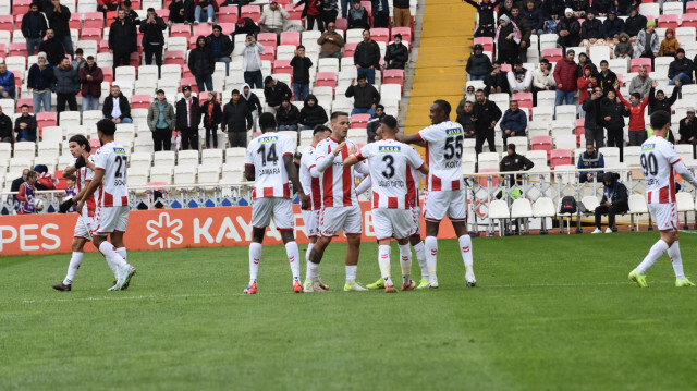 Sivassporlu futbolcuların gol sevinci.