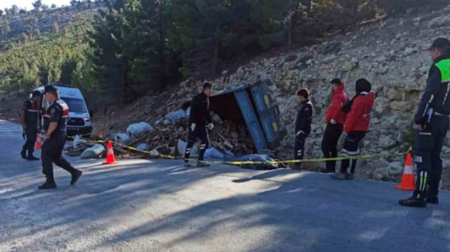 Sürücü, Mut Devlet Hastanesine kaldırılarak tedavi altına alındı