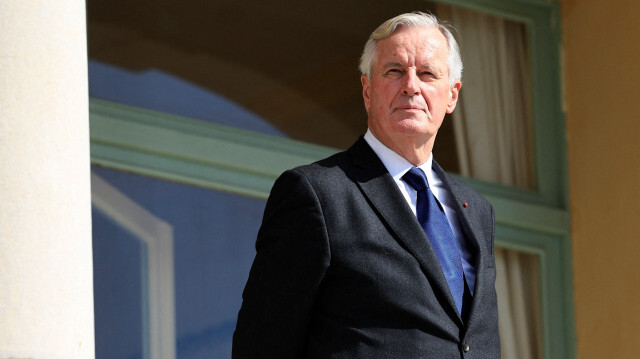 Le Premier ministre français Michel Barnier attend l'arrivée des ministres italiens des Affaires étrangères et de l'Intérieur pour une visite sur le thème des contrôles aux frontières et de la lutte contre l'immigration clandestine, à la Villa Maria Serena à Menton, dans le sud-est de la France, le 18 octobre 2024. Le Premier ministre français Michel Barnier se rend à Menton le 18 octobre dans le sud de la France, à la frontière italienne, pour rencontrer des ministres du gouvernement de la Première ministre italienne Giorgia Meloni.