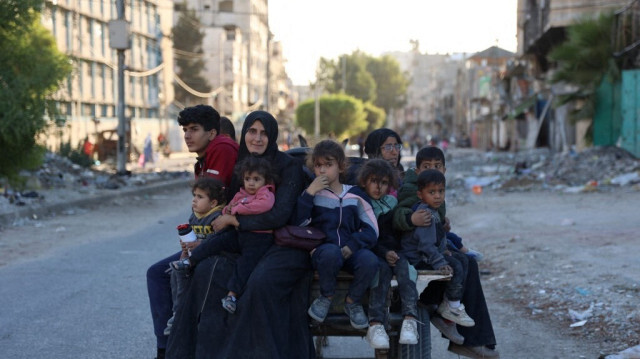 Des Palestiniens déplacés, sommés par l'armée israélienne de quitter l'école de Beit Lahia où ils étaient hébergés, arrivent dans la ville de Gaza le 19 octobre 2024.