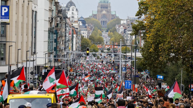 Des manifestants lors d'un rassemblement organisé pour soutenir le peuple palestinien et demander l'arrêt des livraisons d'armes à Israël qui mène une guerre génocidaire dans la bande de Gaza, à Bruxelles, le 20 octobre 2024.