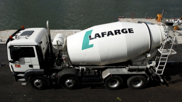 Le cimentier Lafarge est soupçonné d'avoir versé, entre 2013 et 2014, une somme estimée à 13 millions d'euros à des groupes terroristes dont Daech, pour espérer poursuivre ses activités sur place alors que la Syrie était déjà à feu et à sang.
