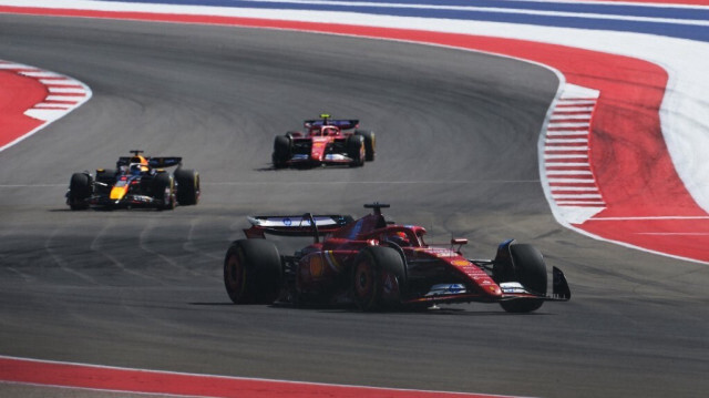 AUSTIN, TEXAS - 20 OCTOBRE: Charles Leclerc de Monaco, au volant de la Ferrari SF-24 n°16, devance Max Verstappen des Pays-Bas, au volant de la Red Bull Racing RB20 n°1, lors du Grand Prix des États-Unis de F1 sur le Circuit des Amériques, le 20 octobre 2024 à Austin, Texas.