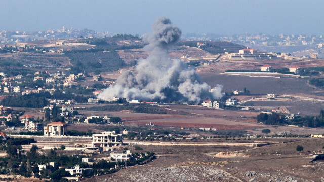 Des volutes de fumée s'élèvent du site d'une frappe aérienne israélienne qui a visé le village de Kfar Tibnit, dans le sud du Liban, le 21 octobre 2024, dans le cadre de la guerre entre Israël et le Hezbollah.