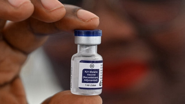 Un agent de santé présente un flacon contenant le vaccin contre le paludisme lors du lancement de la campagne de vaccination des enfants de zéro à 23 mois à La Marie d'Abobo, une commune populaire d'Abidjan, le 15 juillet 2024.