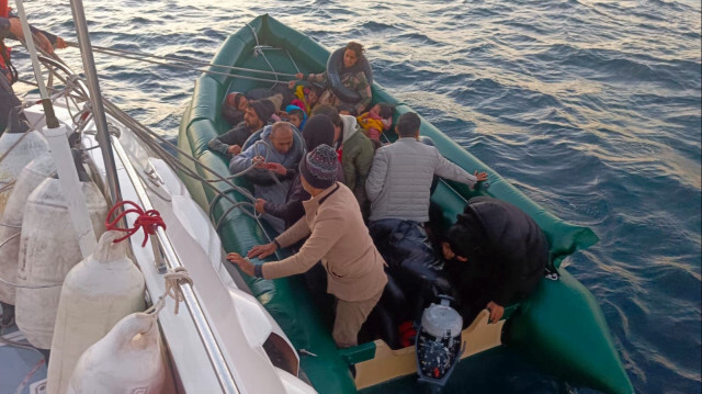 Karaya çıkartılan göçmenler, sağlık kontrolleri ve işlemlerinin ardından İl Göç İdaresi Geri Gönderme Merkezine sevk edildi. 