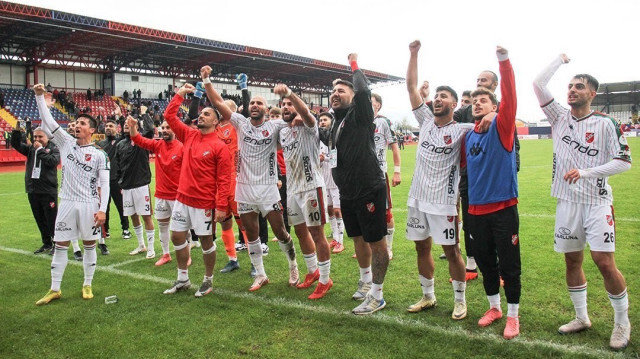 Karşıyakalı futbolcular galibiyeti taraftarıyla kutladı. 