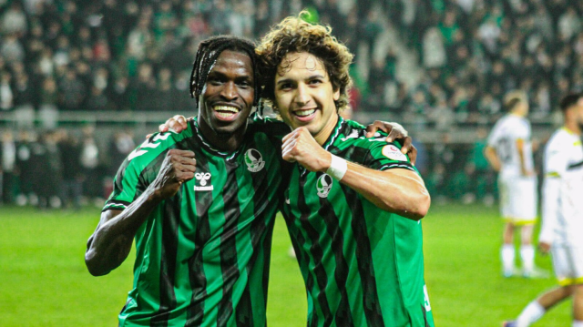 Mamadou Mendy ve Emre Demir'in galibiyet pozu. 