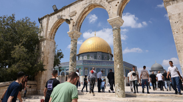 Des personnes arrivent pour accomplir la prière du vendredi midi devant la mosquée du Dôme du Rocher dans l'enceinte de la mosquée al-Aqsa dans la vieille ville de Jérusalem, le 6 septembre 2024.